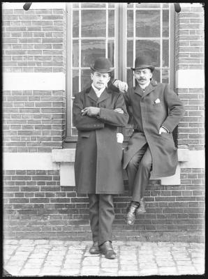 Twee mannen met bolhoeden