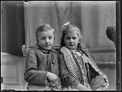 Meisje met grote sjaal en een jongen op een stoel [Kopie]