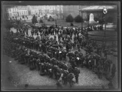 Grote Markt met kiosk WO I / Duitse soldaten aan kiosk