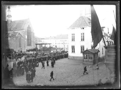 Duitse soldaten met paarden en karren op de Grote Markt van Turnhout