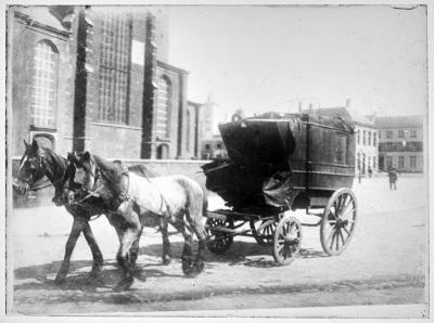 Diligence met twee paarden op de Grote Markt van Turnhout