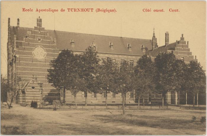 Ecole Apostolique de Turnhout (Belgique). Côté ouest. Cour.
