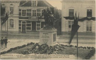 Arendonck. 1914-1919. Het Standbeeld opgericht de 24 gevallen Soldaten ter eere. Le Monument, érigé à l'honneur des 24 Soldats tombés pour la Patrie.
