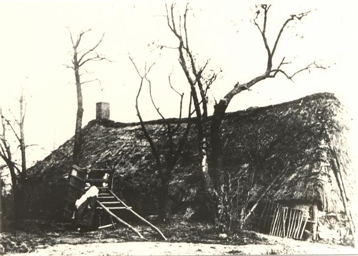 Oude schuur met dak van stro